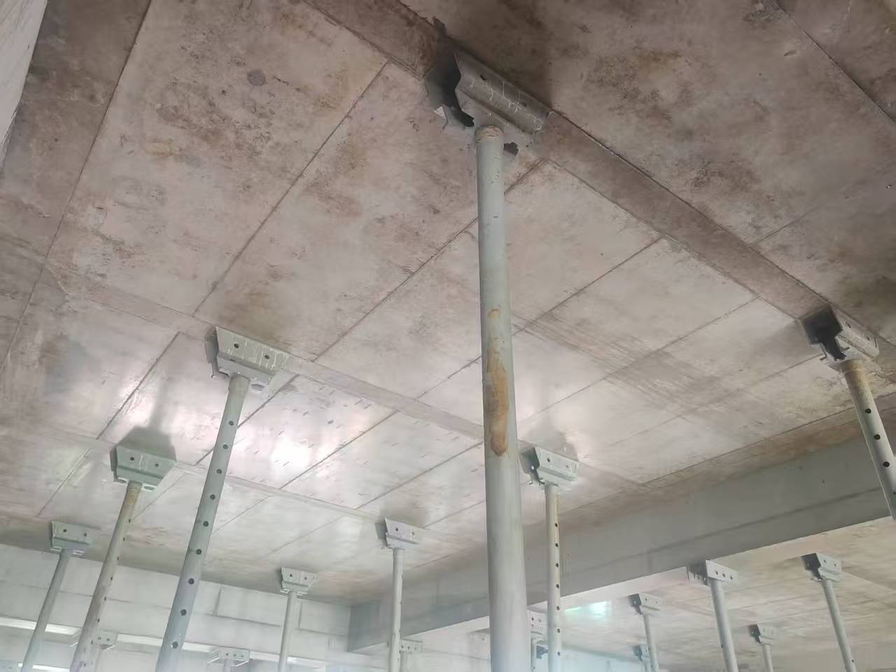 Slab support and prop system under concrete floor