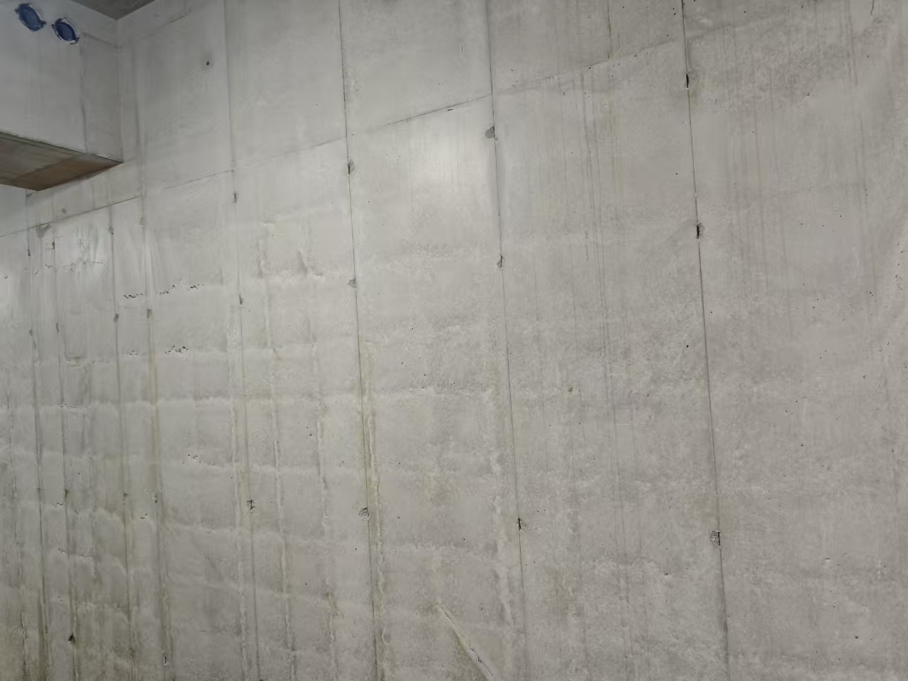 Fair-face concrete wall achieved with aluminum formwork